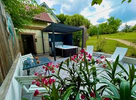 terrasse-spa-privatif-parc-studio-tournesol-Dordogne