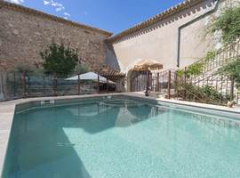 piscine, chauffé, partagé avec vue sur la tour entouré d olivier centenaire