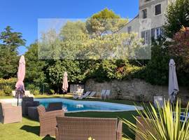 Détente au bord de la piscine et sous le soleil comme à St Tropez