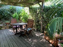 La terrasse est ombragée par une grande glycine