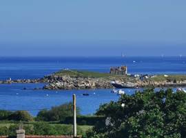 Vue imprenable sur la Baie de Porspaul depuis la terrasse du Lodge à Plouarzel, parfaite pour un séjour romantique en Bretagne