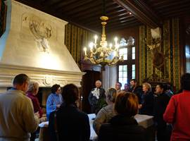 Photo de groupe dans la salle de chasse