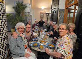 Groupe d'amis heureux d'avoir privatisé le Riad