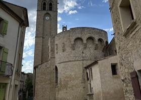 Église Saint-Étienne au cœur du village de Montblanc dans l’Hérault lors des Journées européennes du patrimoine