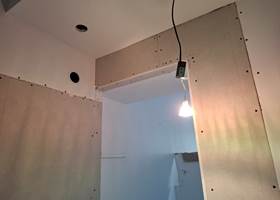 Création d’un encadrement entre la chambre Bleue et sa future salle de bain privative aux Gîtes de Monte Blanco à Montblanc près de Béziers