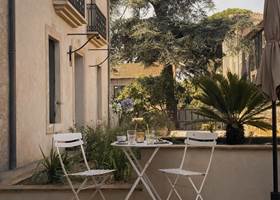 Petit déjeuner en terrasse dans un gîte de charme dans l’Hérault en Occitanie, près de Béziers