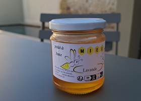 Pot de miel de lavande d'un apiculteur local servi au petit-déjeuner des Gîtes de Monte Blanco à Montblanc, près de Béziers dans l'Hérault.