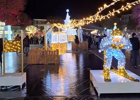 Parcours lumineux de Noël à Béziers avec skieurs illuminés et télécabines, allées centrales décorées