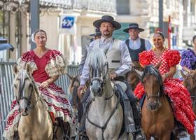 Défilé de cavaliers en tenue traditionnelle pendant la Féria de Béziers.
