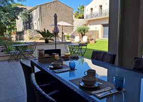 Petit-déjeuner en terrasse aux Gîtes de Monte Blanco, maison d’hôtes de charme dans l’Hérault près de Béziers et Pézenas.