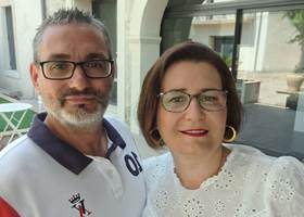 Katy et David, propriétaires des Gîtes de Monte Blanco à Montblanc près de Béziers, devant la maison du domaine.