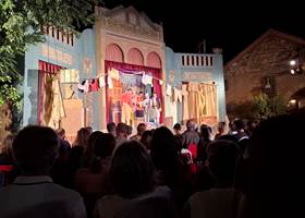 Les Fourberies de Scapin de Molière à l'Illustre Théâtre de Pézenas lors d'une représentation estivale en plein air