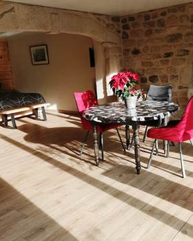 La chambre, le canapé et le coin repas