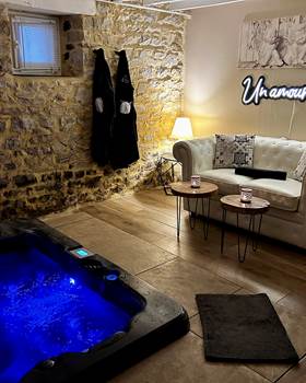 Jacuzzi privatif 3 places ( 2 assises et 1 allongée) gîte " Amour d'ange"