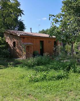 Location meublée pour 2 personnes à Lanton: Le Cabanon des Callunes de Cassy avec sa grande terrasse privative. Ici une vue depuis notre maison
