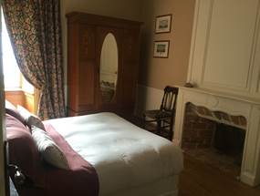 Chambre cosy de 16m2 donnant sur le côté de la maison