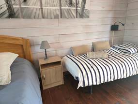 jolie chambre avec 2 lits