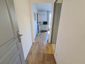 Le couloir menant à la chambre