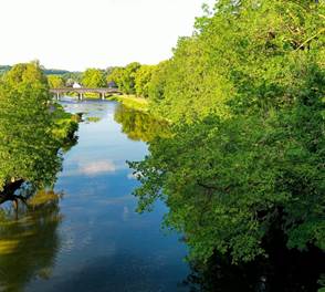 L'Ourthe coule tranquillement en traversant HAMOIR