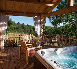 La terrasse de la Cabane et son SPA