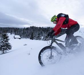 VTT dans la neige fraiche (Crédit : Cédric Lauzier)