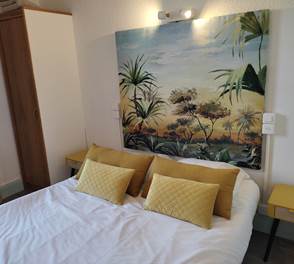 Chambre 5 lit et placard et coussins.