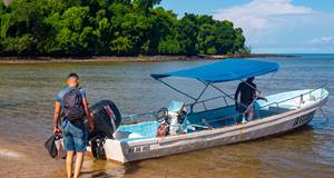 Des touristes qui se préparent pour une ballade en bateau à Nosy Be, Madagascar