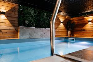 Piscine élégante dans une demeure historique