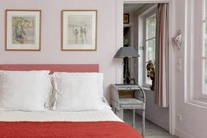 chambre-rose-lit-double-lumineuse-couple-sejour-honfleur-calvados