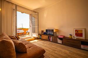 Au fond, le salon d'été, sur la terrasse Ouest.