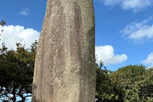 Le grand menhir près de Plouarzel rappelle l’héritage mégalithique breton à découvrir depuis les Chalets de Kerescar