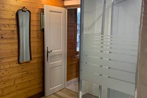 Entrée de chambre avec grande cabine de douche