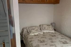 chambre avec cabine de  douche  et lit de 140