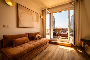 Canapé convertible largeur 160cm, accès à la terrasse Ouest.