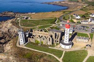 Le phare et les paysages de la pointe Saint-Mathieu, à 20 minutes des Chalets de Kerescar