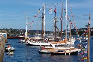 Les fêtes maritimes à Brest, à 20 minutes de Plouarzel, offrent une immersion bretonne authentique lors d’un séjour aux Chalets de Kerescar
