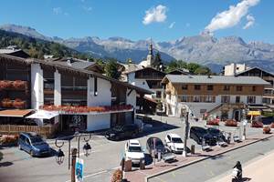 Vue du salon sur le syndicat du tourisme et  le parking .Chaines des ARAVIS derrière