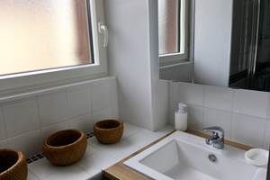 Lavabo sur plan, armoire de toilette avec portes miroirs