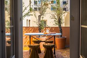 Une table en marbre et des oliviers déjeuner en plein air, en profitant du dernier étage.