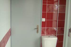 SALLE DE BAINS AVEC TOILETTES SURELEVEES