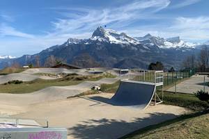 Piste de skateboard et velos juste à coté de l'église