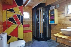 Salle d'eau avec cabine de douche, doubles vasques, sèche-serviettes, WC