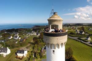 Le phare de Trézien, à deux pas des Chalets de Kerescar, permet une vue imprenable sur la côte bretonne lors d’un séjour en famille