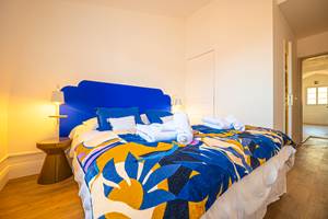 Nuits chromatiques sous les toits pour des réveils inspirés.