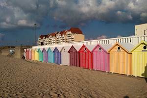 Cabines de plage multicolores