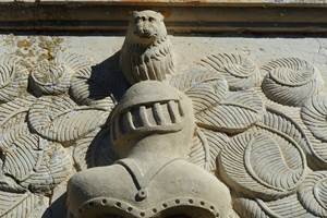 haume à tête de lion sculpté au-dessus du pont-levis