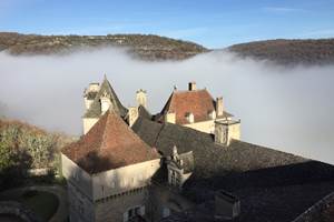 Les toits du château au-dessus du brouillard