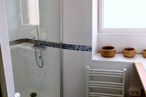 Salle d'eau séparée des WC avec Grande douche 80*100, fenêtre oscillo-battante et radiateur séche-serviettes