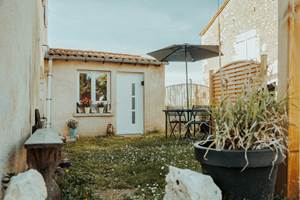 Entrée Gîte & petit jardin du gîte