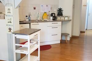 Un espace détente à l'étage avec coin cuisine aménagé pour un repas léger ou un pique-nique à préparer-photo-news